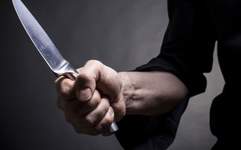 Пензячка зарезала подпирающего дверь мужчину