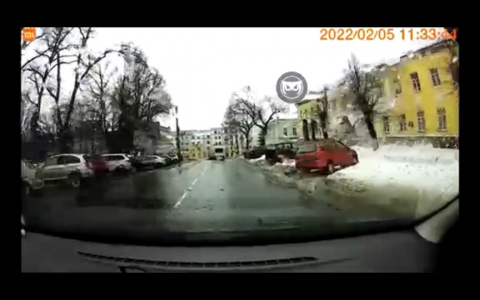 Опубликовано видео падения глыбы снега со здания в Пензе