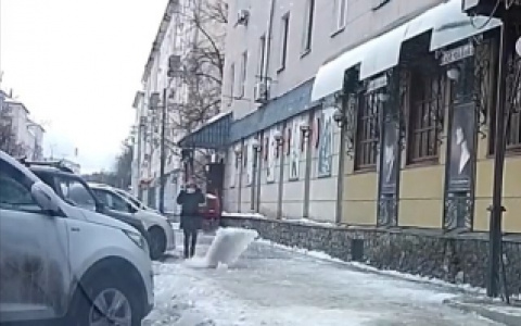 В Пензе разыскивают девушку, чудом спасшуюся от падающей с крыши глыбы