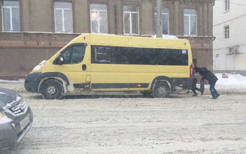 «Позор тебе!»: жителям Пензы пришлось толкать маршрутку