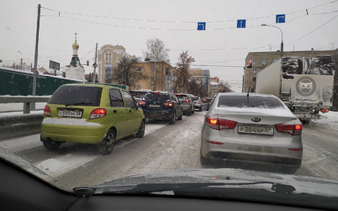 «Пешком быстрее будет»: пензенцы стоят в пробках из-за снегопада