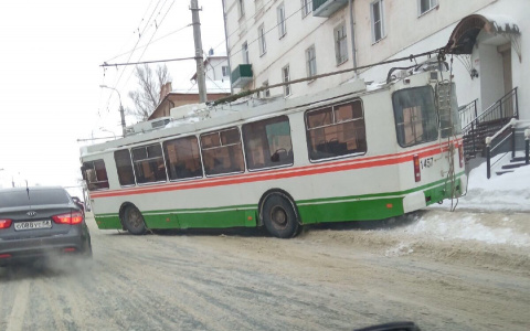 «Апогей всей снегоуборочной кампании»: в Пензе троллейбус застрял в снегу