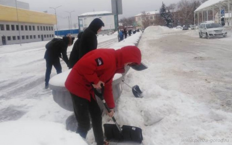 В Пензе студентов отправили чистить снег