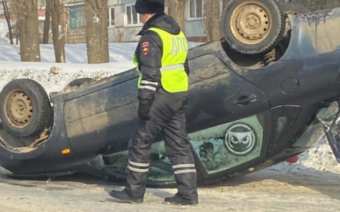 Появились кадры с места ДТП с перевернутым авто на ул. 8 Марта