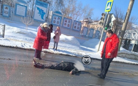 В Пензе на дороге лежит человек без признаков жизни - соцсети