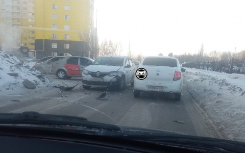 В Пензе на улице Радужной случилась массовая авария