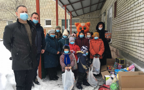 Детям с тяжелой судьбой сделали подарки