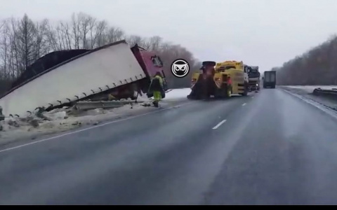На трассе "Пенза-Тамбов" произошла серьезная авария с фурой