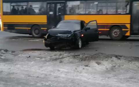 В Пензе на улице Лазо произошла жесткая авария