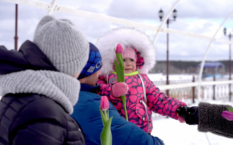 В Спутнике на набережной 8 Марта дарили тюльпаны