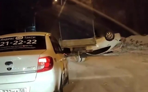 В Пензе автомобиль перевернулся на проезжей части (видео)