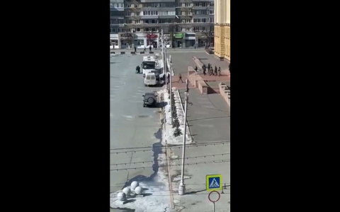 Появилось видео, как из здания правительства выводят мужчину похожего на губернатора