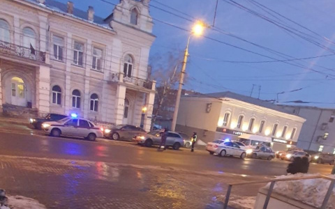 «Боец с автоматом караулит»: в Пензе люди с оружием перекрыли автомобиль