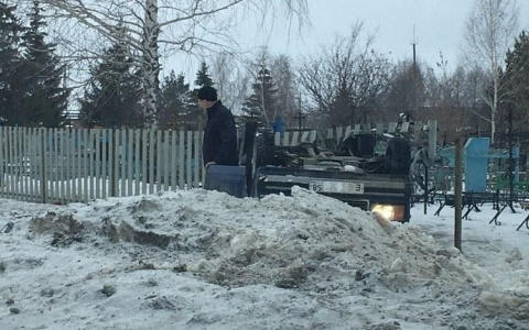 В Пензенской области автомобиль перевернулся и влетел на кладбище