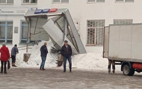 «Страшно было выходить»: глыба снега рухнула на отделение почты в Пензенской области