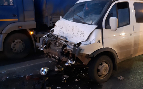 В Пензе в жесткую аварию попали два грузовика