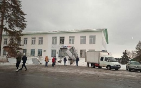 «Почта России» прокомментировала обрушение крыши на улице Ленина в Сосновоборске