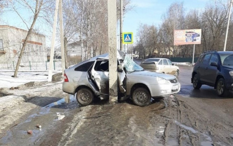 В Пензенской области «Приора» врезалась в столб