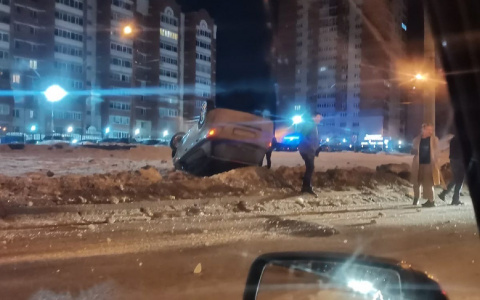 «От гаишников убегали»: в Пензе у торгового центра перевернулся автомобиль