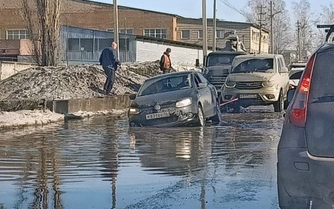 В Пензе автомобили проваливаются в воду на дорогах