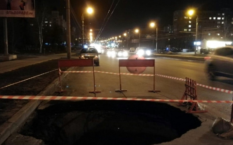 В Пензе на проспекте Строителей произошло обрушение асфальта