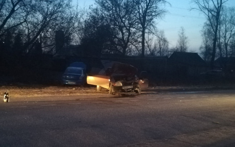 В Кузнецком районе в жесткой аварии разбились два автомобиля