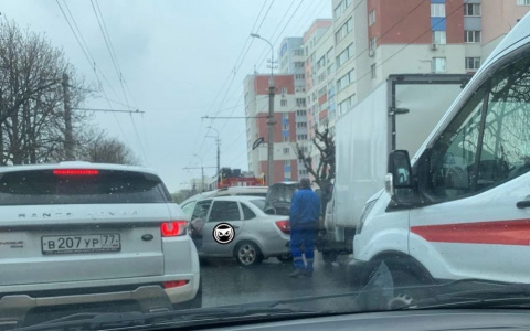 Врачи и спасатели прибыли к месту аварии на улице Пушкина в Пензе