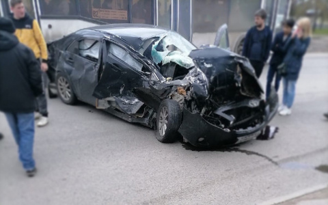 «Просто жесть»: в Пензе у «Ростка» машину искорежило в жуткой аварии