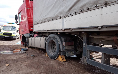 Появились снимки с места гибели мужчины под фурой в Пензенской области