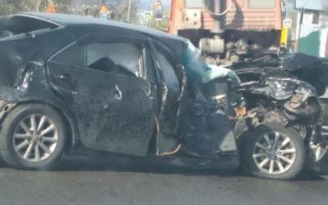 В Пензе на улице Злобина легковушка разбилась о КамАЗ