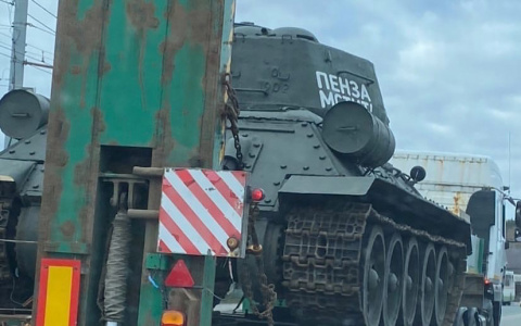 По улицам Пензы перевезли танк Т-34 – видео