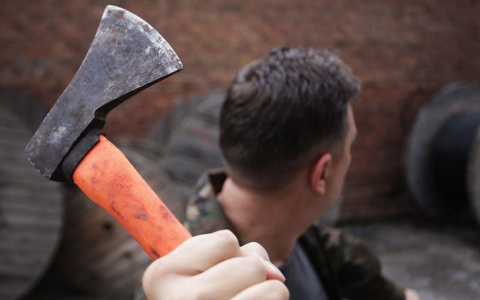 Пензенец продал три чужие машины и напал на тещу с топором