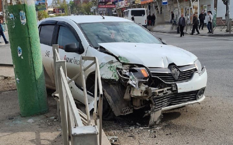 В Пензе на перекрестке разбился автомобиль такси