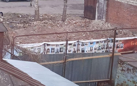 «Мы на дне»: в Кузнецке дыры залатали снимками «Бессмертного полка»