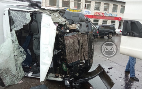 В Пензе на улице Ленина в жесткую аварию попали два грузовика