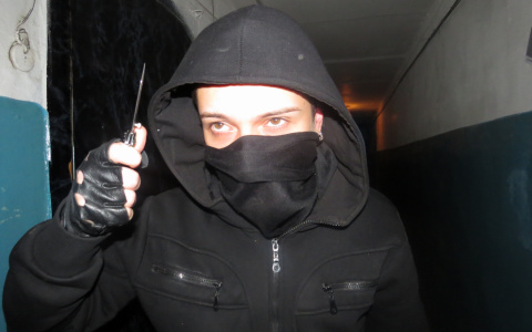 Неизвестный с ножом напал на микрофинансовую организацию в Пензе - видео