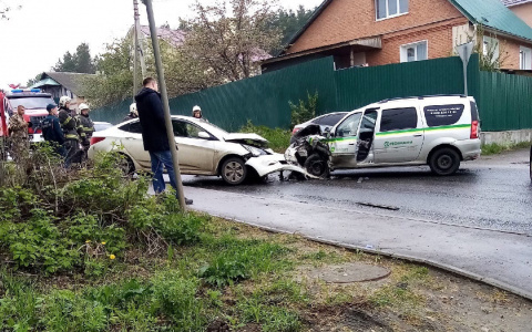«Лоб в лоб»: в Пензе на улице Кольцова произошла жесткая авария