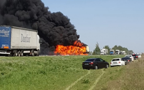 В УМВД сообщили подробности смертельной аварии со сгоревшей фурой