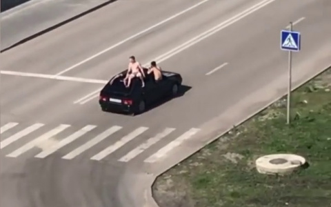 «Естественный отбор»: в Пензе молодые полураздетые люди катались на крыше авто – видео