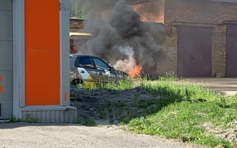 В Пензе рядом с торговым центром загорелся автомобиль такси - подробности