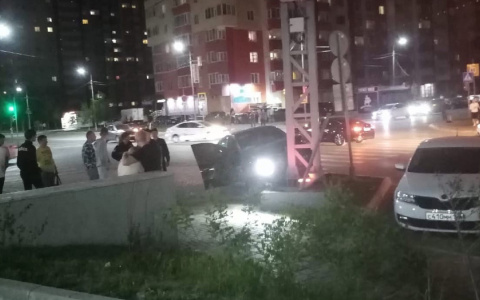 Под Пензой на перекрестке автомобиль врезался в билборд