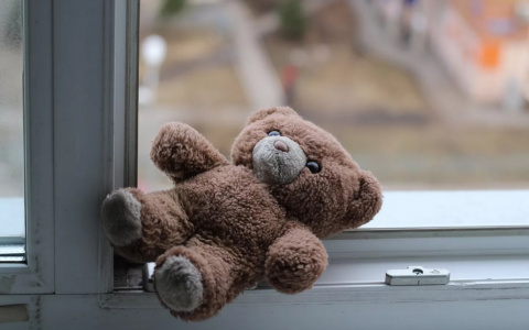 В Сердобске трехлетний мальчик упал из окна третьего этажа - подробности