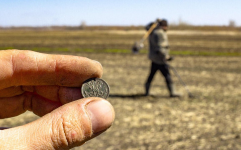 Пензенцев задержали за раскопку 100-летних монет и икон