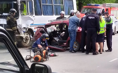 В Кузнецке в аварию попали автобус и легковушка, есть пострадавший