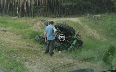 Соцсети: под Пензой с трассы вылетел и перевернулся трактор