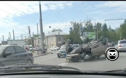 Автомобиль перевернулся в микрорайоне Терновка в Пензе