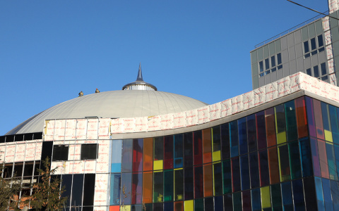 В Пензе в недостроенном цирке на улице Плеханова разбили витражные окна