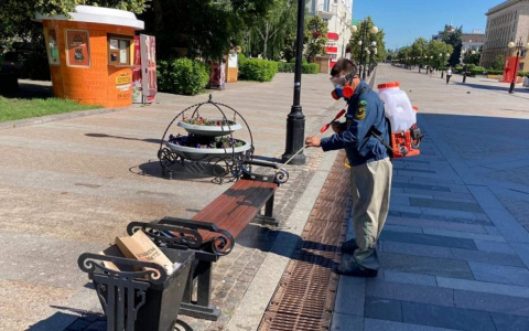 В Пензе обрабатывают остановки и скамьи из-за роста заболеваемости