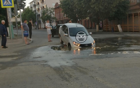 На улице Московской в Пензе «Лада» провалилась в яму