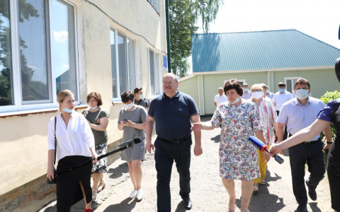 «Тянуть нельзя»: Мельниченко поручил отремонтировать учебные заведения в Никольском районе